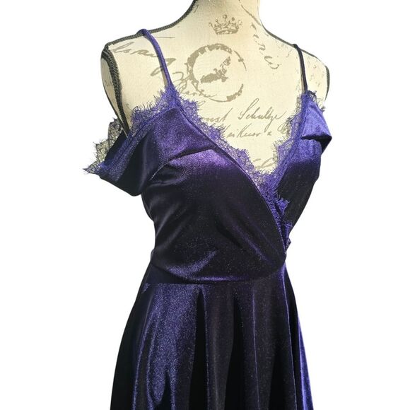 Lulus -793 Navy Cold Shoulder Surplice V-Neck Lace Velvet Mini Dress Size M - Picture 3 of 9